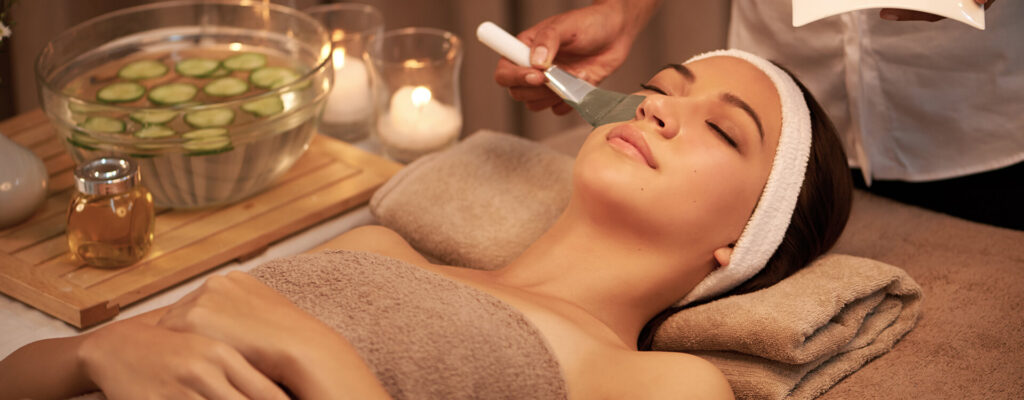 Tratamiento facial con pincel y toallas cálidas