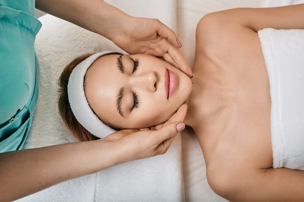 Masaje facial con las manos