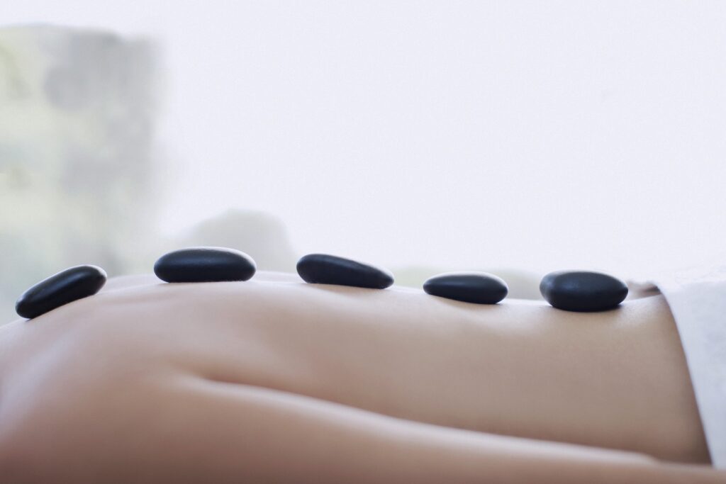 Masaje de espalda con piedras calientes